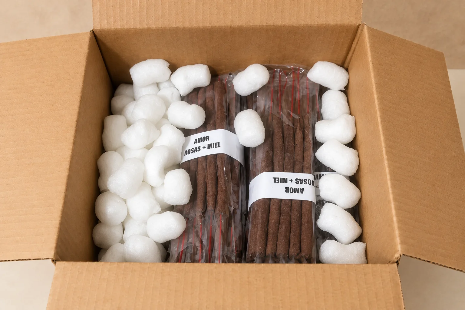 Pedido real de inciensos artesanales protegido dentro de una caja de envío